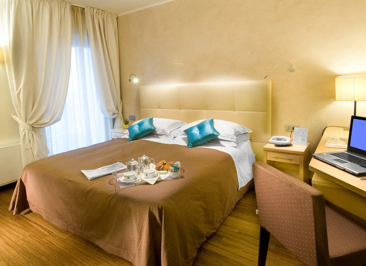 media.Slide-Camera-Comfort-Familiare-con-vista-mare_1Hotel-Sarti-Riccione